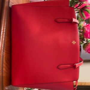 Tory Burch Shoulder bag. Coral/Samba color. Zip top.